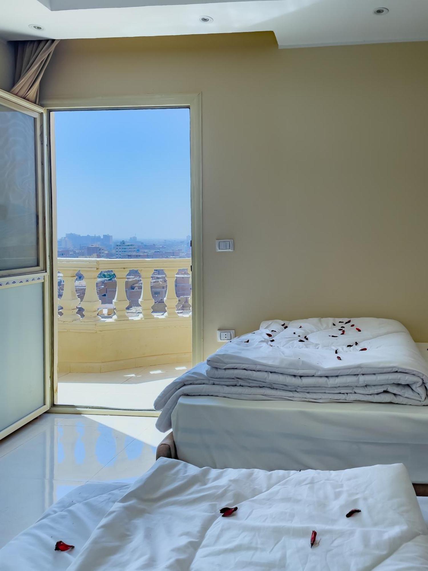 Jumeirah Pyramids View Inn Kafrat al Jabal Екстер'єр фото